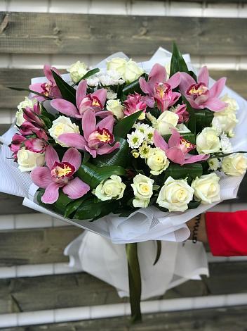 Букет цветов из: Розы и Хризантемы в Горбунки