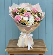 Букет цветов из:  Гвоздики, Орхидеи и Розы в Горбунки