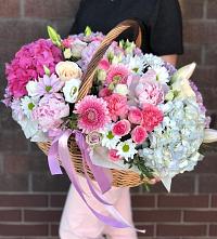 Цветочная композиция из Розы, Хризантемы, Пионы и Лизиантусы в корзине в Горбунки