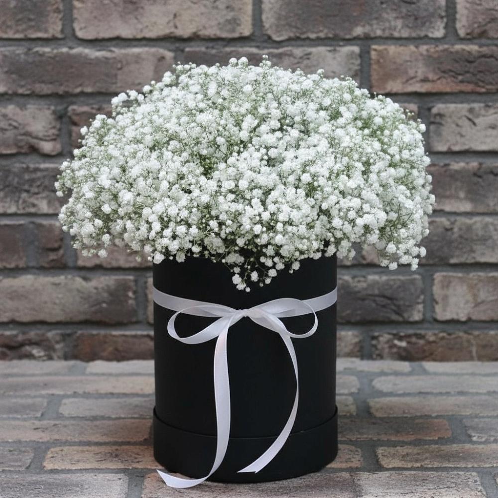 Цветочная композиция из Гипсофила в шляпной коробке в Горбунки