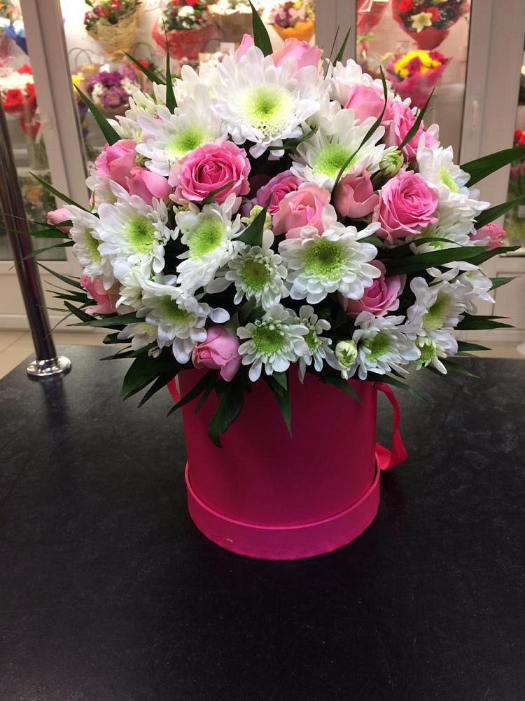 Цветочная композиция из Розы и Хризантемы в шляпной коробке в Горбунки