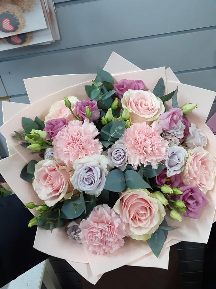 Букет цветов из: Розы, Гвоздики и Лизиантусы в Горбунки